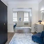 Liverpool St Three Bedroom Home Near Tube Station