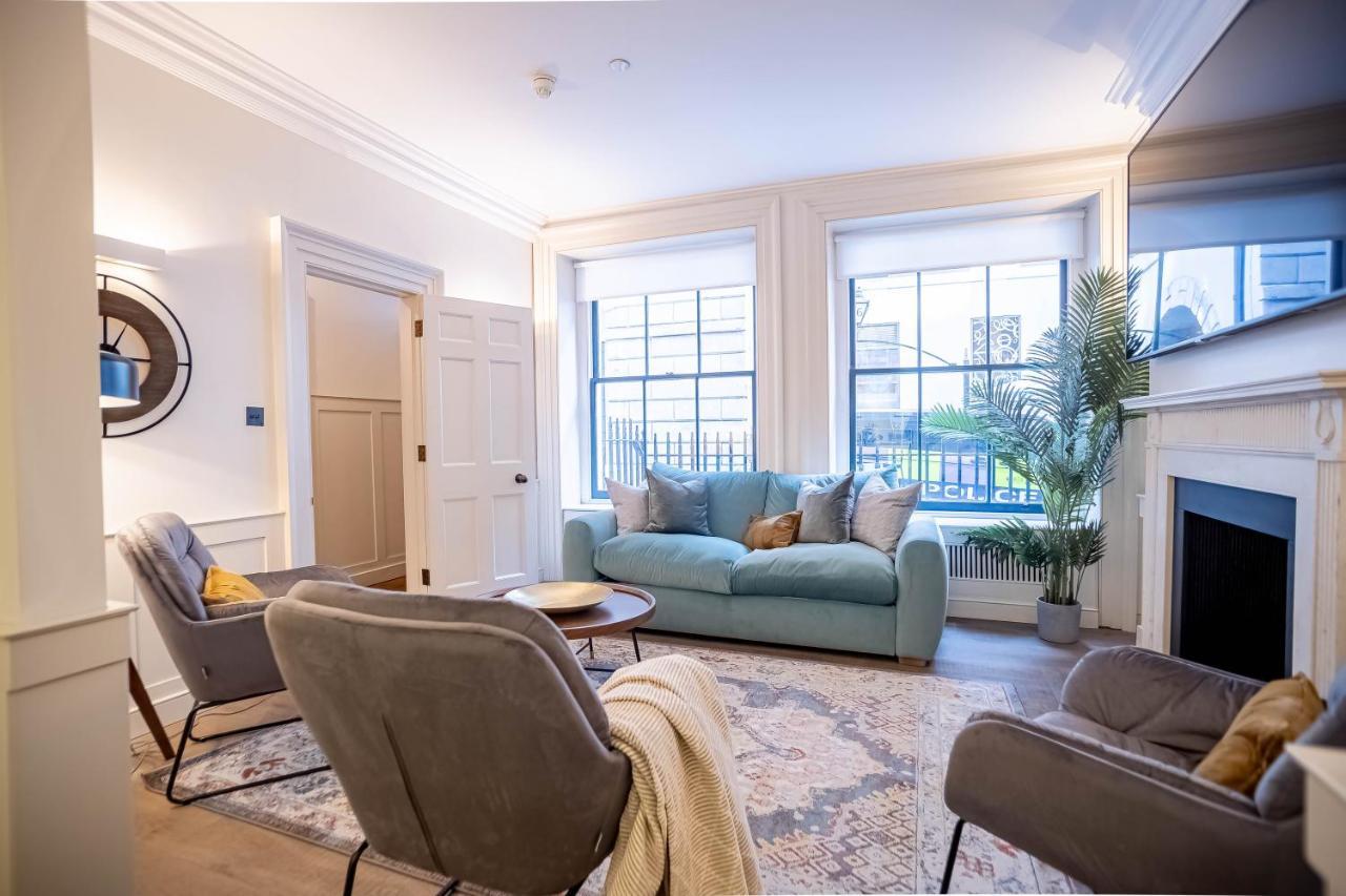 Liverpool St Three Bedroom Near Tube Station Apartment *