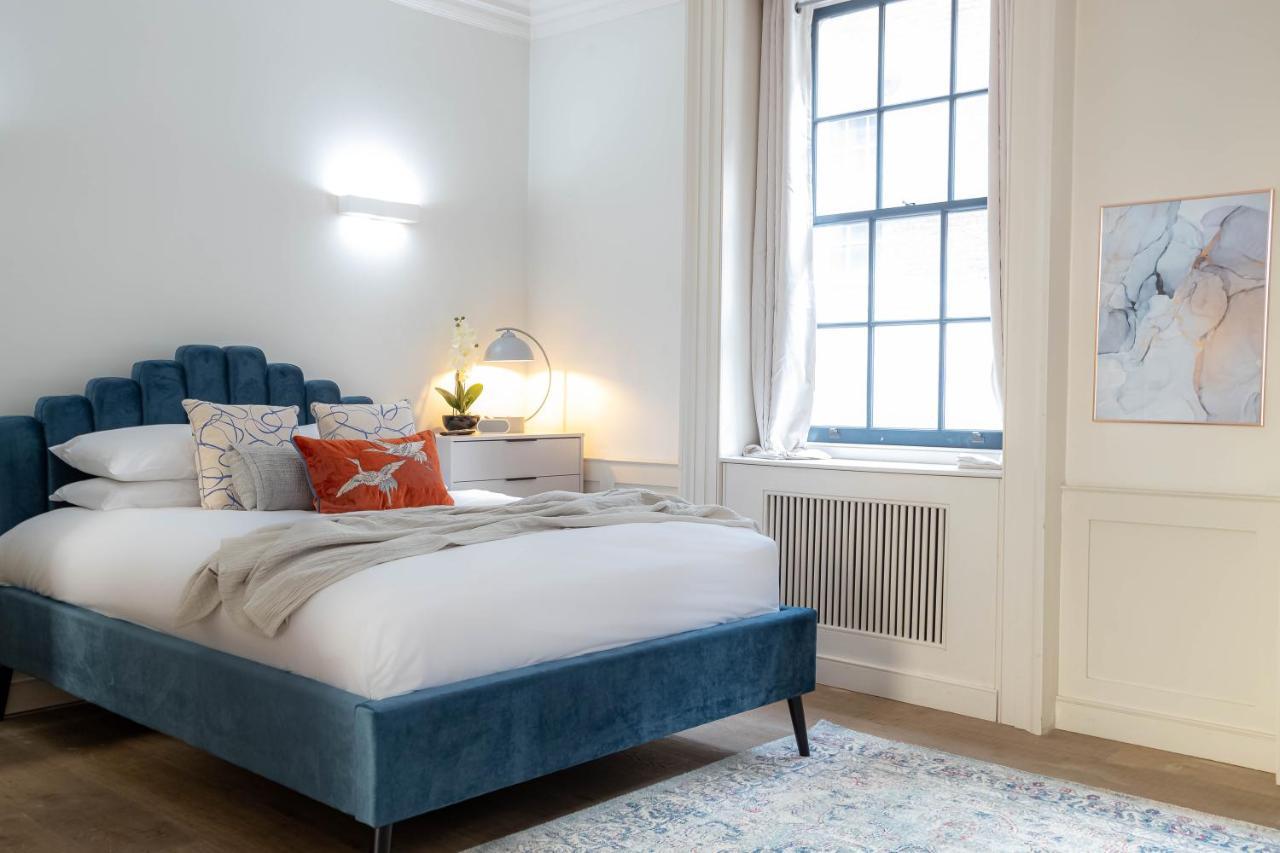 Liverpool St Three Bedroom Near Tube Station Apartment *